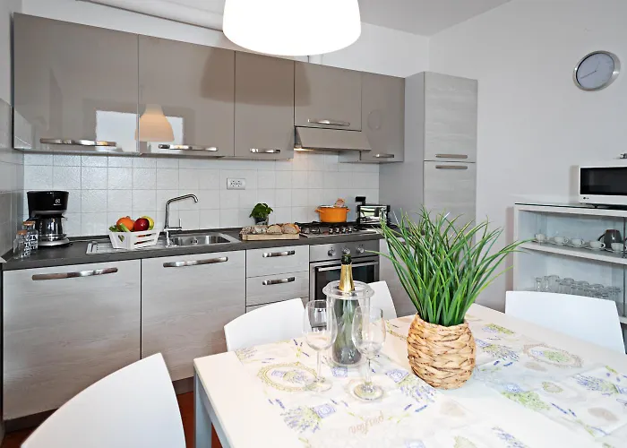 Valesana - Regarda Travel * Λατζίζε